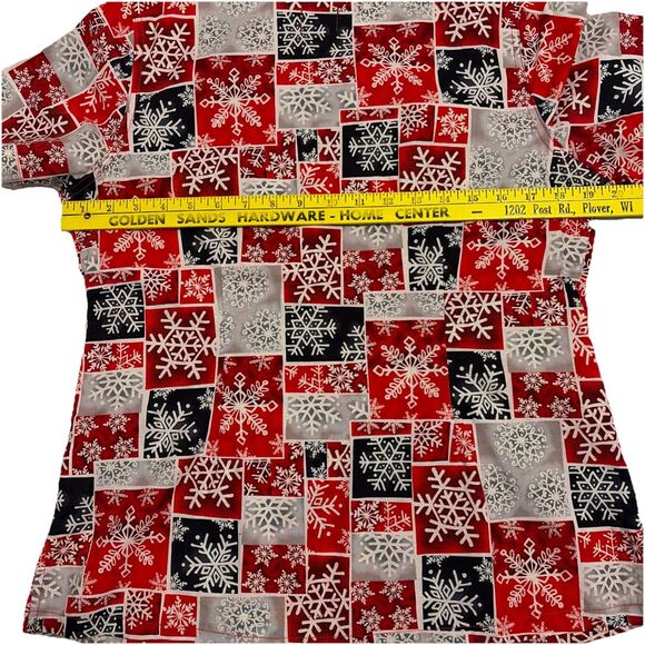 Peachessport Scrub Top Women’s Medium Short Sleeve Pullover Snowflakes Holidays - Picture 5 of 7